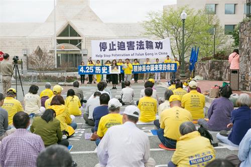 圖3：二零一九年四月十四日下午，美國首都華盛頓地區的部份法輪功學員在中共大使館前集會，紀念「四二五」和平上訪二十週年。