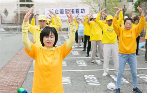 圖7：來自韓國的裴女士參加集體煉功。