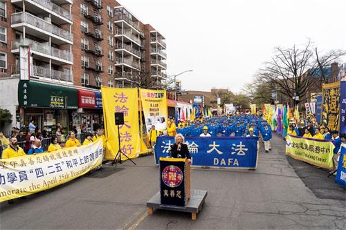 '圖2：法輪功學員在紐約法拉盛舉行集會，紀念 「四﹒二五」和平上訪二十週年'