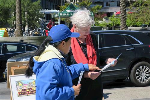 '圖10：鹽湖城遊客勞德對法輪功修煉者以真善忍為修煉準則，表示非常贊同'