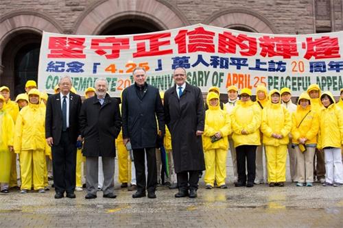 '圖3：四位長期支持法輪功學員的加拿大政要到集會現場發言支持，後面是46位二十年前四﹒二五的親歷者。'