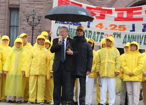 '圖9：世界民主自由聯盟 - 海外發展委員會委員邢增輝冒雨來支持當天的活動。'