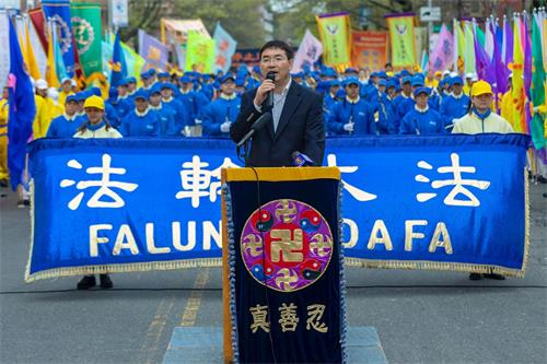 '圖4：法輪功學員石採東在集會上回顧了當年上訪的情形。'