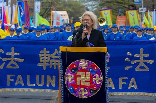 '圖7：法拉盛社區領袖瑪莎（Martha Flores-Vazquez）女士，與法輪功學員一起參加了遊行和集會。'