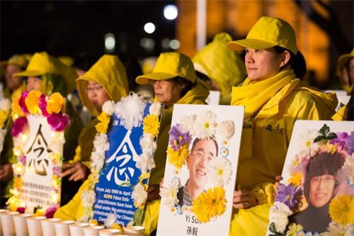 '圖3：青年組協調人李菲菲（右一）捧著孫毅的遺照在現場悼念。'