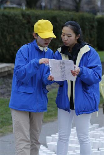 '圖4：博涵（右）在參與布置會場'