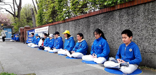 '圖1～3：部份愛爾蘭法輪功學員為了紀念四二五和平上訪二十週年，在中使館前集體煉功'