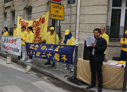 '圖2：法國法輪大法學會主席唐漢龍先生在集會上發言。'