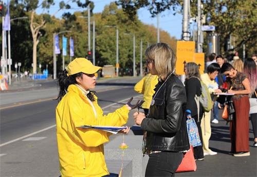 '圖3～5：了解真相的人們簽名支持法輪功學員和平反迫害。'