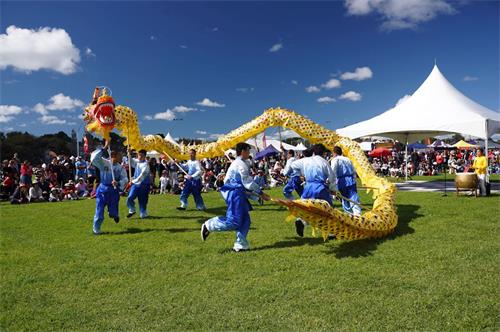 '圖2：舞龍隊在文化節上表演'