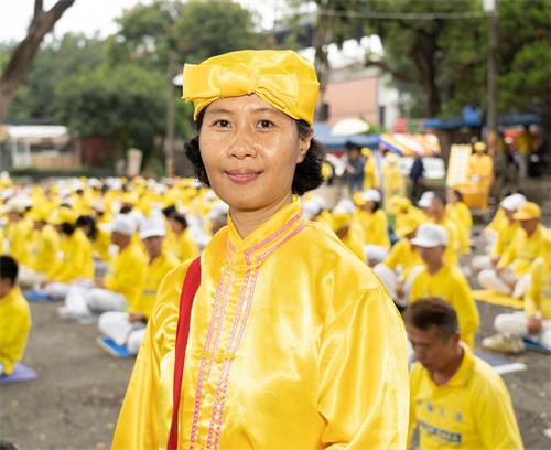 '圖7：常常參加腰鼓隊弘法的淑華，修煉後，腰酸痊癒，氣喘也好了，皮膚變得光滑亮麗。'