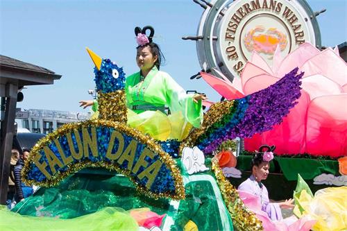 '圖1～18：舊金山法輪功學員在漁人碼頭旅遊景點遊行，恭祝師父華誕，慶祝「世界法輪大法日」。'