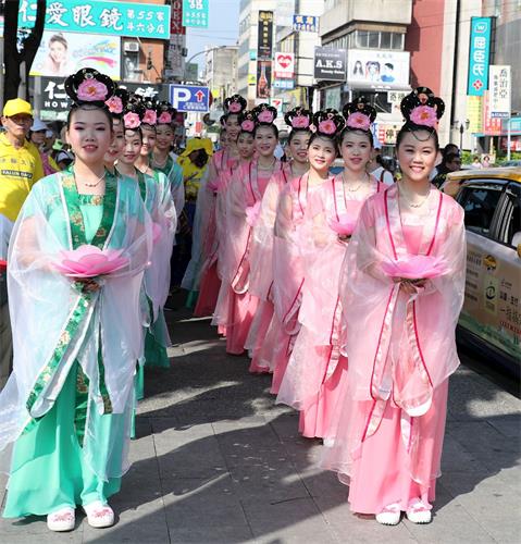 '圖6：在雲林縣斗六市區舉行五一三歡慶大遊行活動，民眾熱烈歡迎支持，拿手機拍照，沿途有許多熱情的市民高喊「法輪大法好，加油」、「法輪功，讚」。'