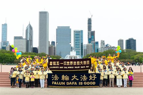 '圖1：芝加哥地區法輪功學員慶祝世界法輪大法日，恭祝師尊生日快樂。'