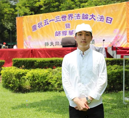 '圖14：青年學員謝岡宏慶幸自己從小就學煉法輪功。'