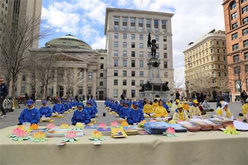 '圖1：5月11日下午，蒙特利爾法輪功學員聚集在老城兵器廣場（Place D'arms），以集體煉功、天國樂團演奏和揭露中共迫害的方式，歡慶世界法輪大法日。'