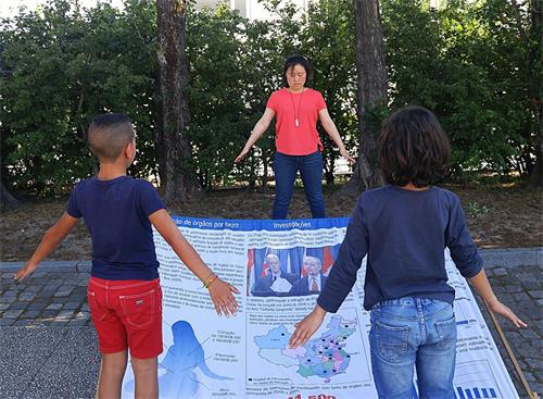 '圖3：法輪功學員在公園裏教授第一套功法'