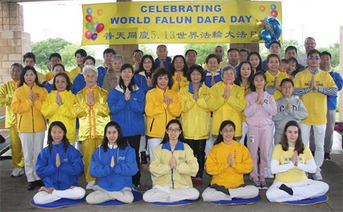 '圖4：達拉斯-沃斯堡地區的法輪功學員一起恭祝師父生日快樂！'