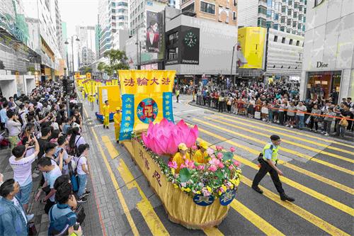 '圖7：色彩繽紛的「法船」花車，吸引了許多民眾的目光。'