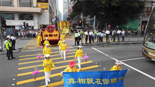 '圖12：真相蓮花隊走過鬧市，告訴民眾真相就在眼前。'