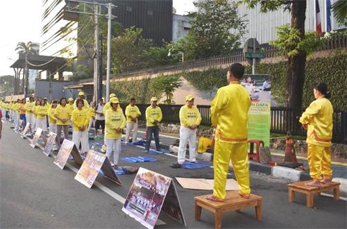 圖1： 法輪功學員集體煉功，展示功法，慶祝法輪大法日。