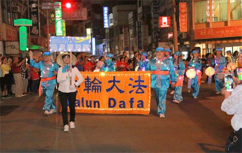 圖1～4：二零一九年五月十一日，苗栗法輪功學員所組成的腰鼓隊應邀參加台灣苗栗縣頭份市年度盛事「頭份四月八」精彩匯客庄踩街活動，受到兩旁居民及遊客連聲稱讚。