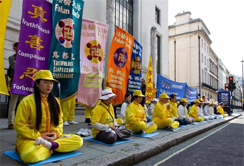 圖1～2：五月十一日晨，部份英國法輪功學員在倫敦中共使館前集體煉功、發正念，抗議迫害。