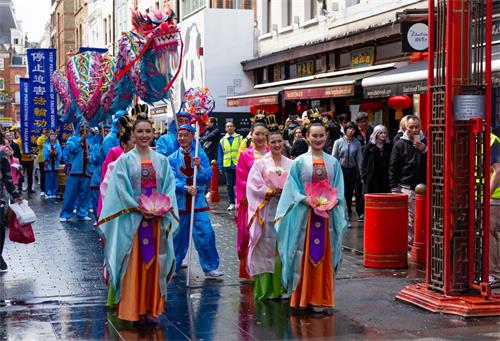 5～8：五月十一日，英國法輪功學員在倫敦市中心舉行大遊行，慶祝第二十屆「世界法輪大法日」暨法輪大法弘傳二十七週年。圖為遊行隊伍在倫敦唐人街。