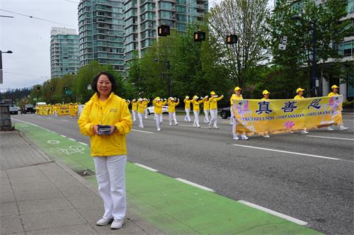 圖7：法輪功學員張女士特意從溫哥華島的維多利亞市坐船趕來溫哥華參加法輪大法日的慶祝活動。