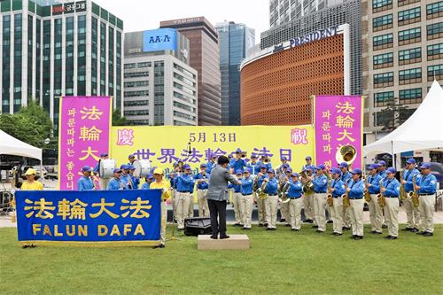 圖13：天國樂團在集會現場演出。