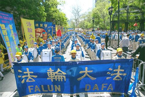 圖1：法輪功學員在紐約曼哈頓聯合國總部前的哈瑪紹廣場公園舉行盛大集會。