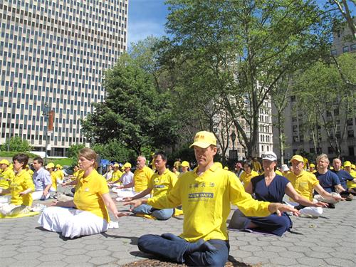 圖1～3，法輪功學員在紐約富利廣場（Foley Square）展示功法。