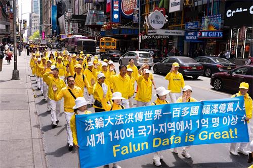 '圖1～8：二零一九年五月十六日，萬名不同族裔的法輪功學員在紐約曼哈頓中城42街上遊行慶祝法輪大法弘傳二十七週年，告訴世人「法輪大法好」。'