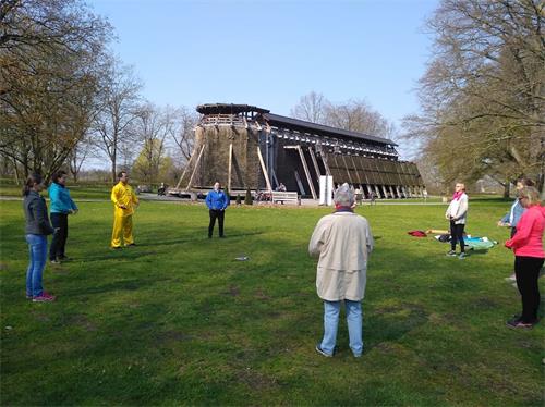 '圖5：法輪功學員在哈姆市庫爾公園義務教功'