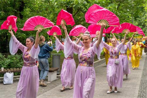 '圖8～12：在莫斯科鮑曼花園（Bauman Garden）的遊行活動'