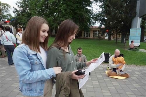 '圖13～15：在從高加索地區的五山城（Pyatigorsk）向民眾傳播法輪功'