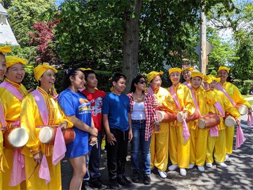 圖7：一位西班牙女士領著女兒和一對雙胞胎兒子來找法輪功學員學功。