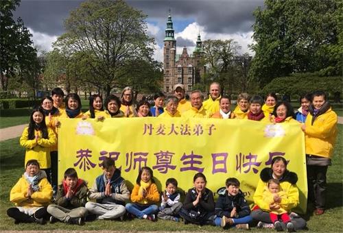 '圖1：學員們在國王公園煉功後合影：恭賀法輪功創始人李洪志先生六十八歲華誕'