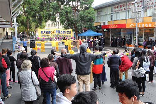 '圖7～8：二零一九年五月四日，墨爾本部份法輪功學員在博士山（Box Hill）購物中心廣場集體煉功'