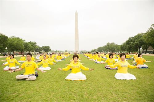 '圖2：二零一九年五月四日，美國首都華盛頓地區部份法輪功學員聚集在美國國家廣場集體煉功，慶祝「世界法輪大法日」。'