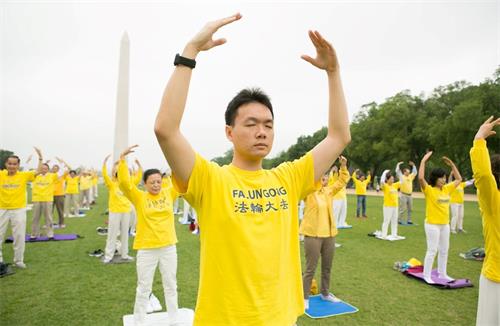 '圖4：二零一九年五月四日，美國首都華盛頓地區部份法輪功學員聚集在美國國家廣場集體煉功，慶祝「世界法輪大法日」。'