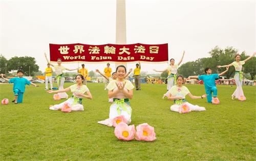 '圖5：二零一九年五月四日，在美國首都華盛頓的「世界法輪大法日」慶祝活動上，明慧學校的大法小弟子表演舞蹈《插蓮花》，寓意大法弘傳世界。'