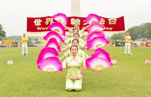 '圖7：二零一九年五月四日，在美國首都華盛頓的「世界法輪大法日」慶祝活動上，明慧學校的大法小弟子表演扇子舞。'