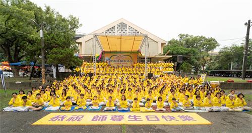 圖1：2019年5月5日，在橋頭糖廠提前慶祝「世界法輪大法日」，高雄部份法輪功學員合影恭祝師父生日快樂。