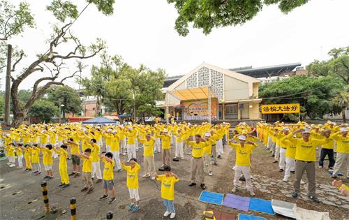 圖3：2019年5月5日，在高雄橋頭糖廠提前慶祝「世界法輪大法日」，從最小九歲至最大九十一歲的法輪功學員們，為遊客展示祥和優美的五套功法。