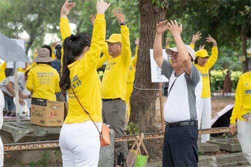 圖12～13：2019年5月5日，在高雄橋頭糖廠提前慶祝「世界法輪大法日」，很多遊客現場學功。