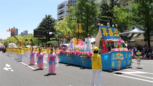 圖1～7： 法輪功學員參加廣島鮮花節綜合隊列表演