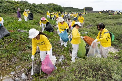 圖7：法輪功學員發揮修煉人利己利他的精神，參與社會公益，發起淨灘活動。