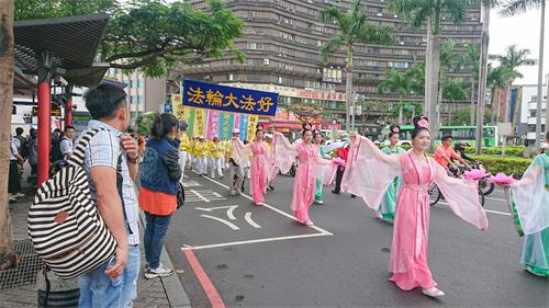 圖3：聘婷的仙女隊，吸引路人駐足觀賞。