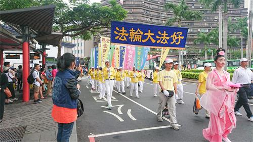 圖4：路人拍照法輪功學員遊行隊伍。